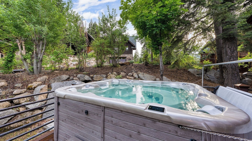 Cedars at Palisades by Avantstay Hot Tub, Resort Access, and Mountain Views