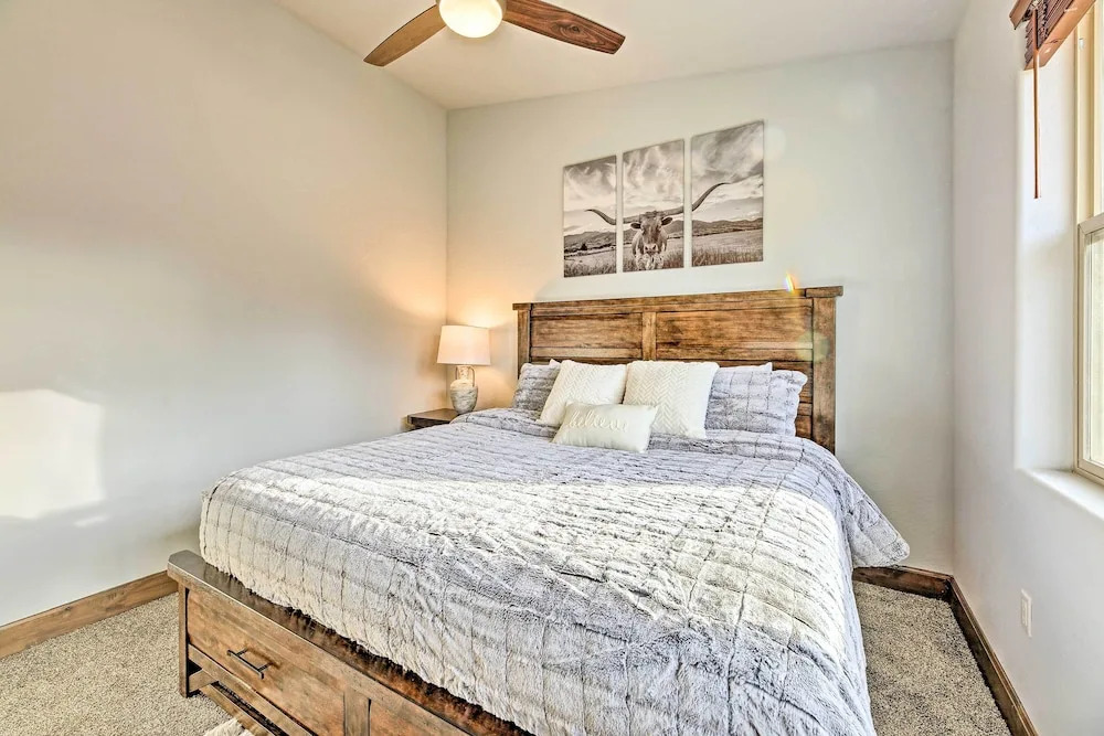 Chic Show Low Townhome w/ Bbq: Dogs Welcome!