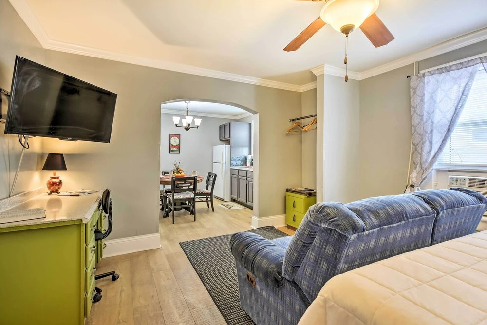 Modern Studio Apartment in Central Williamstown!