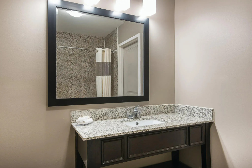 La Quinta Inn & Suites Brooklyn East