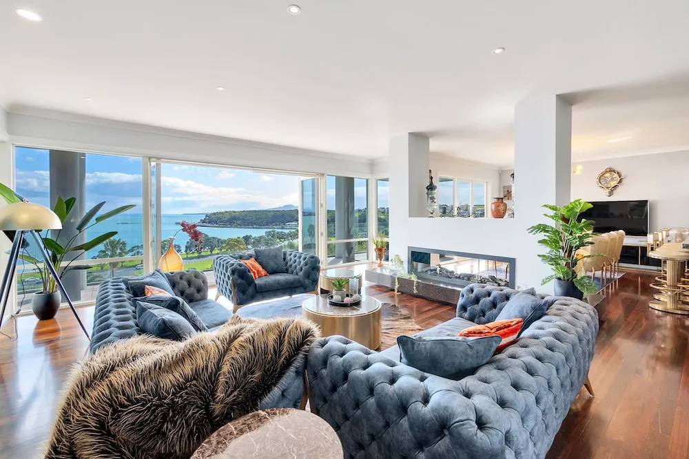 Orakei Grandeur Mansion with Sea Views & Pool