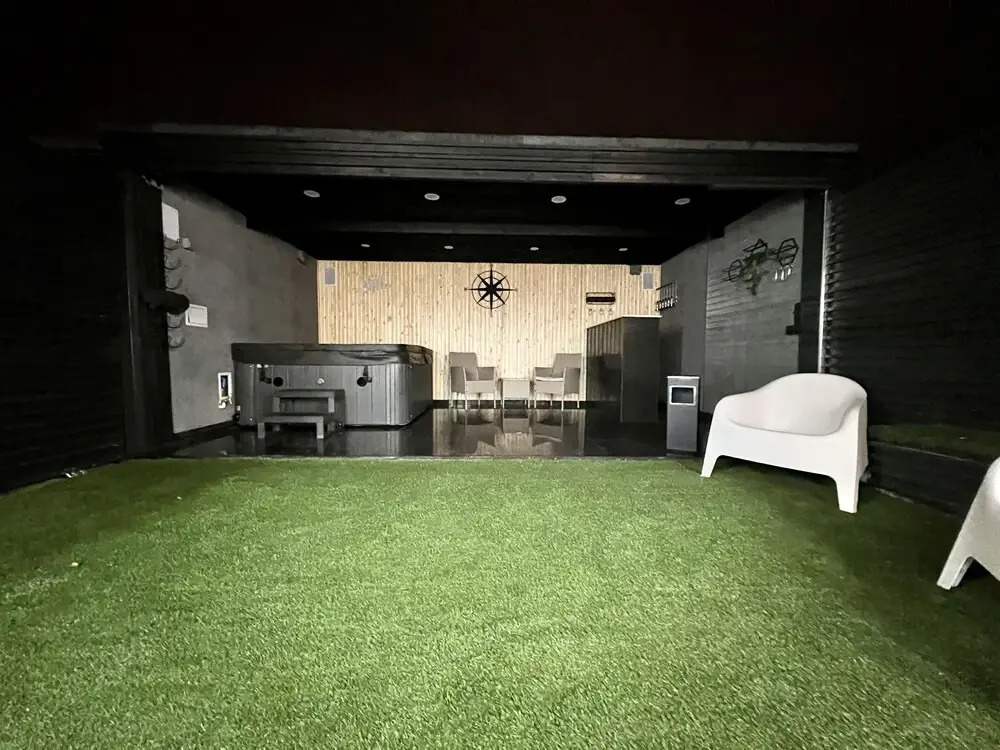 Penthouse Style Luxury 2 Bedroom House has Hot-Tub, extra fees apply