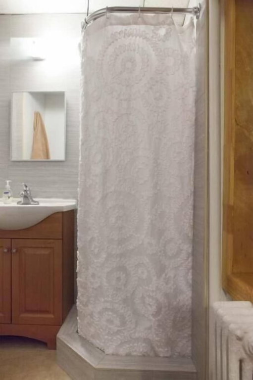 2 Bedroom Apartment with 3 Beds and Kitchen
