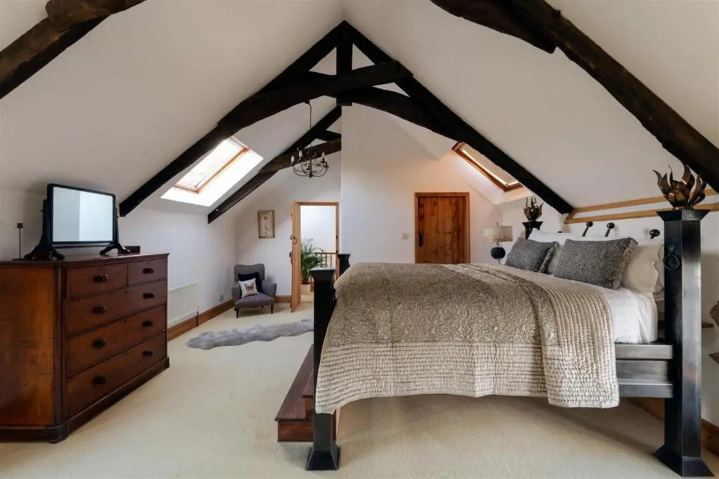 The Old Coach House - Converted barn with private garden parking and fireplace