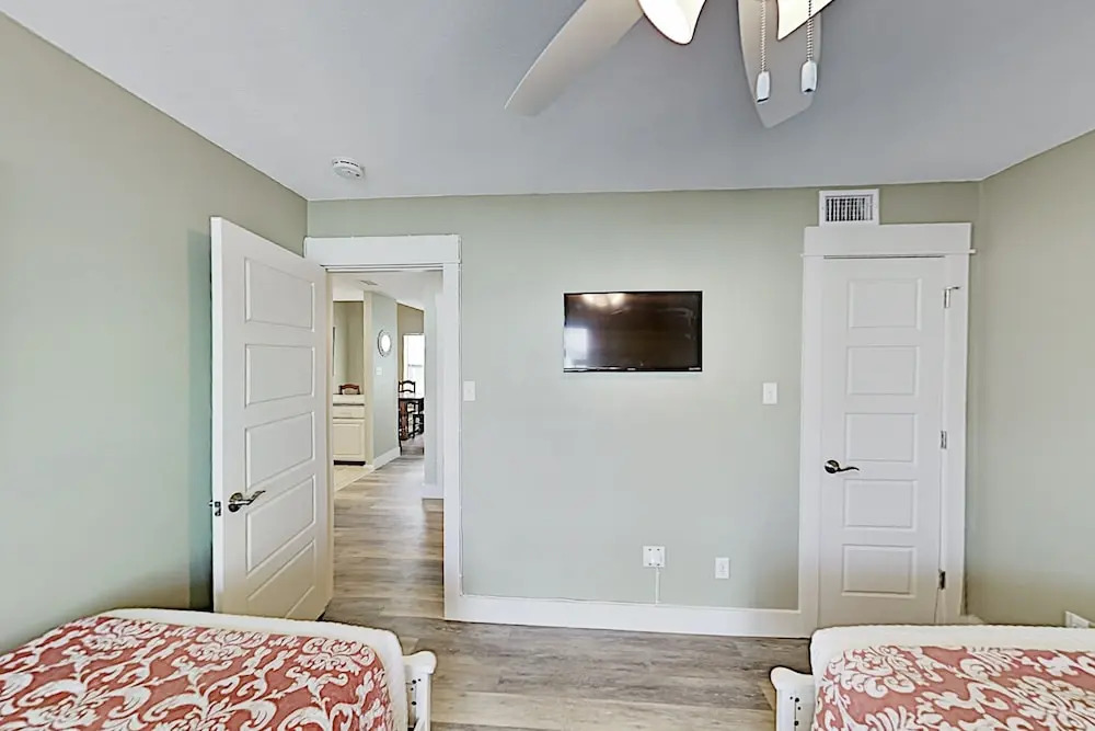 Beachside W/ Balcony - Walkable Location! 3 Bedroom Condo