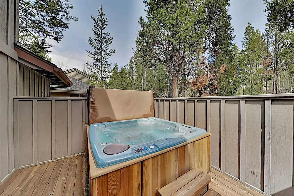 Tranquil North End Gem W/ Hot Tub & Bikes 5 Bedroom Home