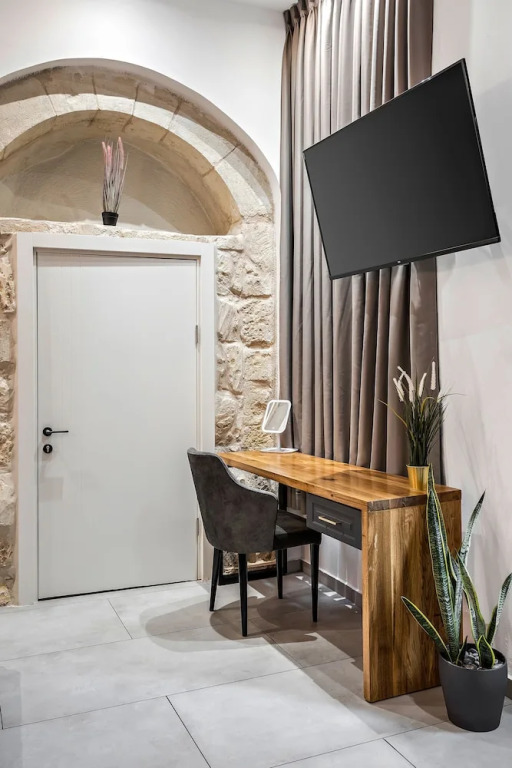 Old City Boutique - By La Finca Hotels- חוויית אירוח יוקרתית, חניה בחינם וקרבה לשדרת הקולינריה של העיר