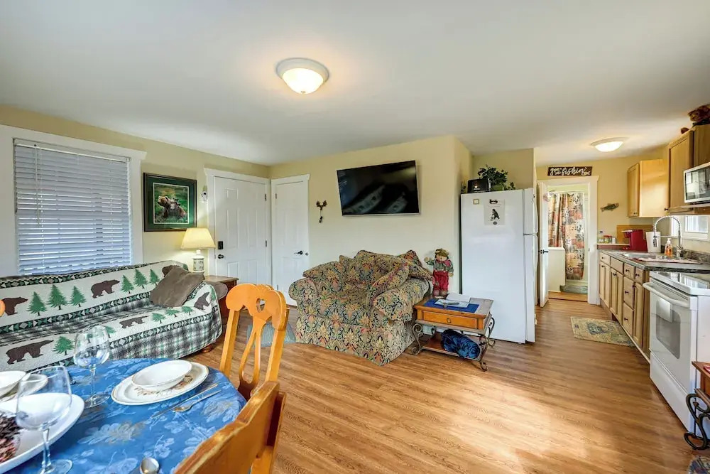 Ski & hike/Shared Hot tub: Cozy Whittier Retreat