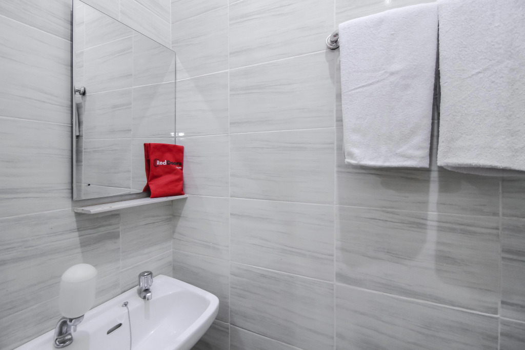 RedDoorz Plus near Galaxy Bekasi