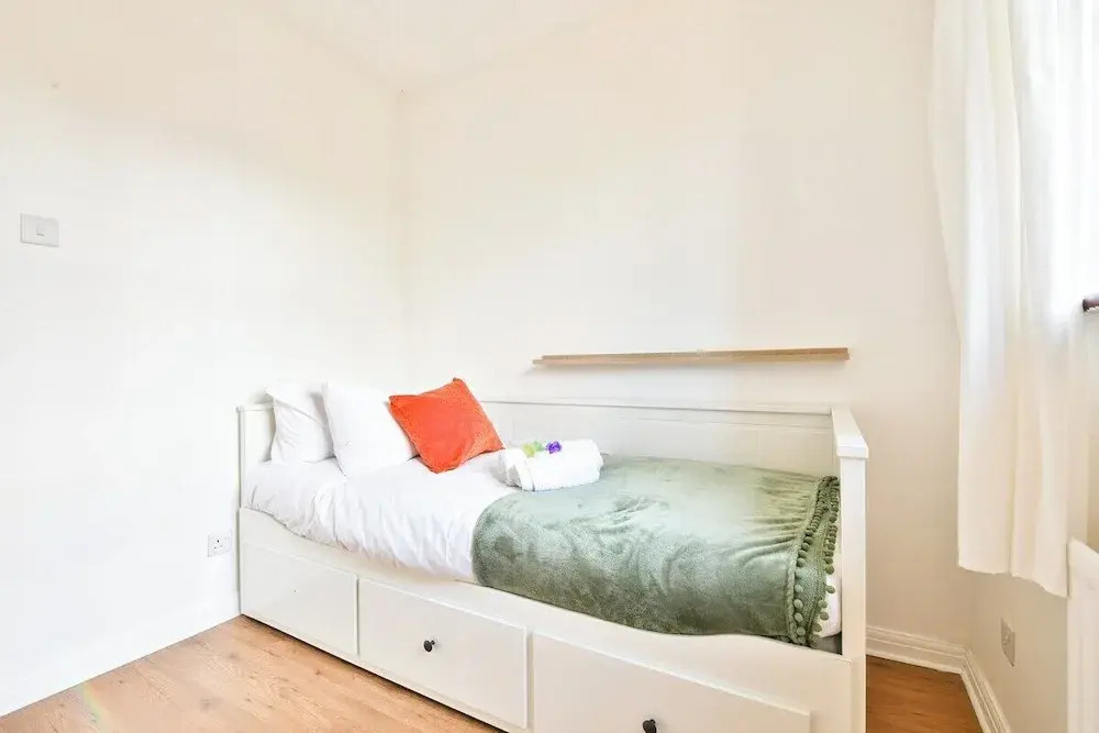 Homely 5 Bed House - 15 Mins to Cardiff City