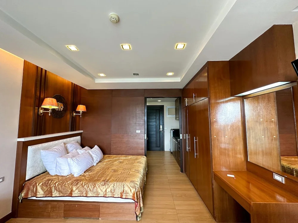 Sea and Sky condo Karon 306