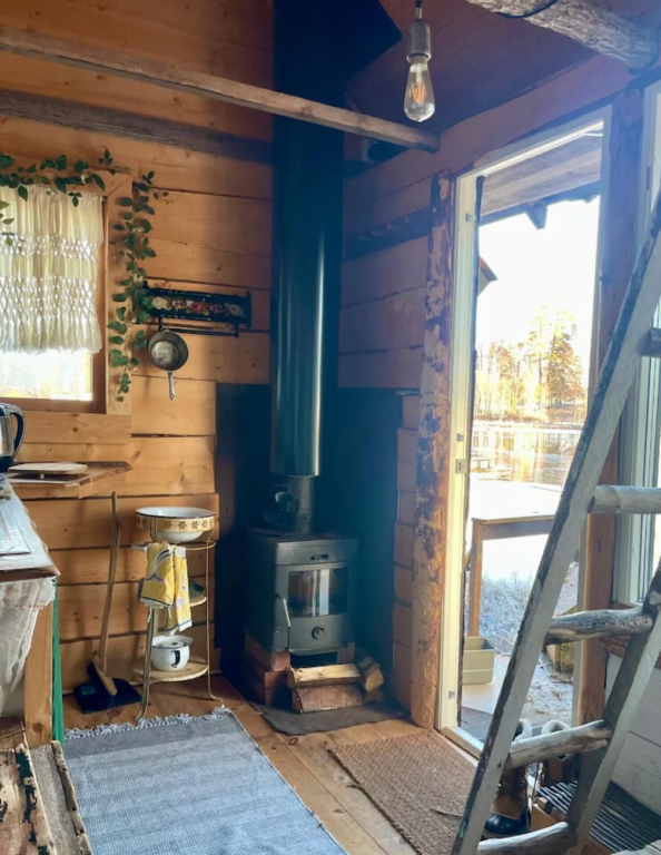 Romantic Cabin right on the lake with fire place