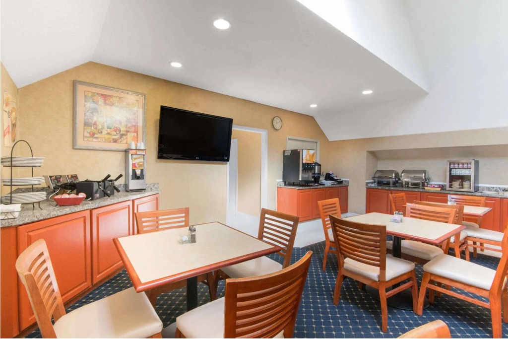 Hawthorn Suites by Wyndham Airport East Hotel