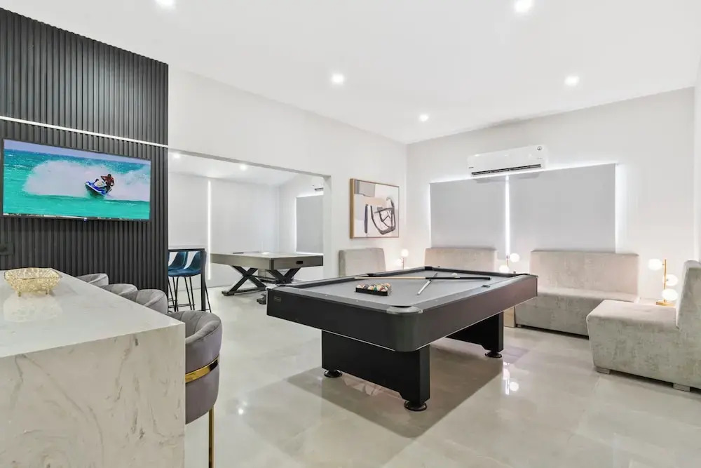 Massive Oceanfront Villa - Spa - Sauna - Gameroom - Malmok!