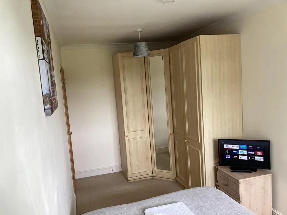 Large Detached House With off Street Parking Close to Heathrow