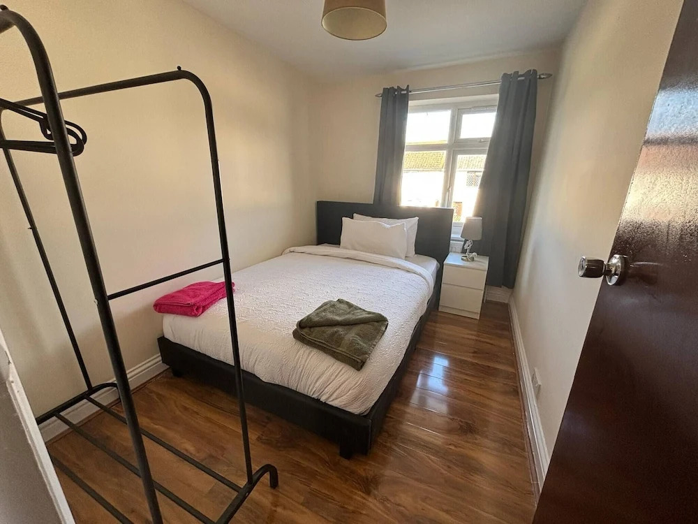 Large & Cozy 5-bed House in a Quiet Dagenham Area