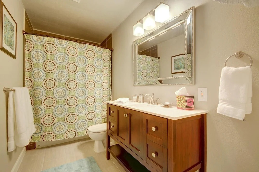 3BR 2BA Elegant Tarrytown House by RedAwning