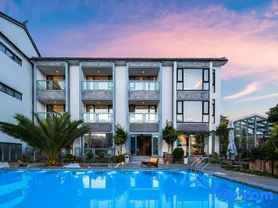 Tranquil Haven: Blossoms and Full Moon with Mountain and Sea Views Guesthouse (Dali Shuanglang)