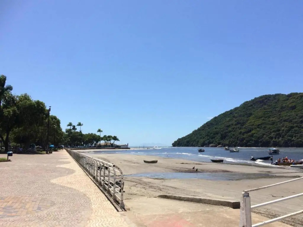 Casa incrível para locação em Bertioga com piscina a 80 metros da praia!