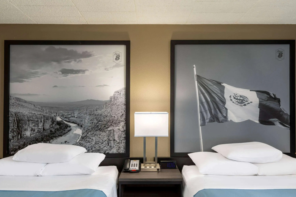 Super 8 by Wyndham Laredo