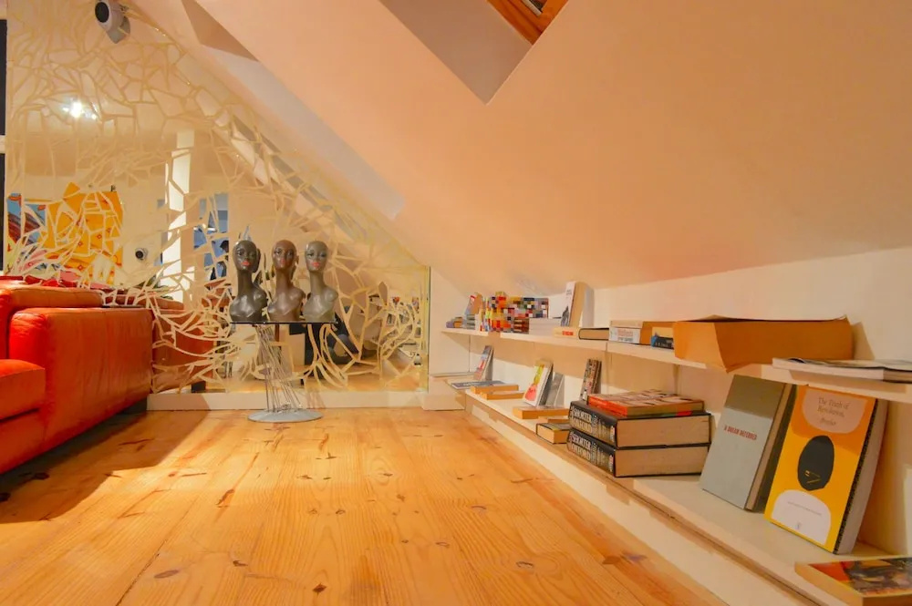 Stunning and Arty Penthouse Flat near Borough Mark