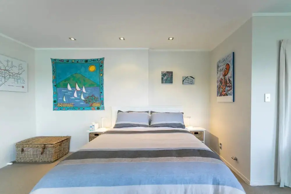 Sunny Poolside Studio in Meadowbank