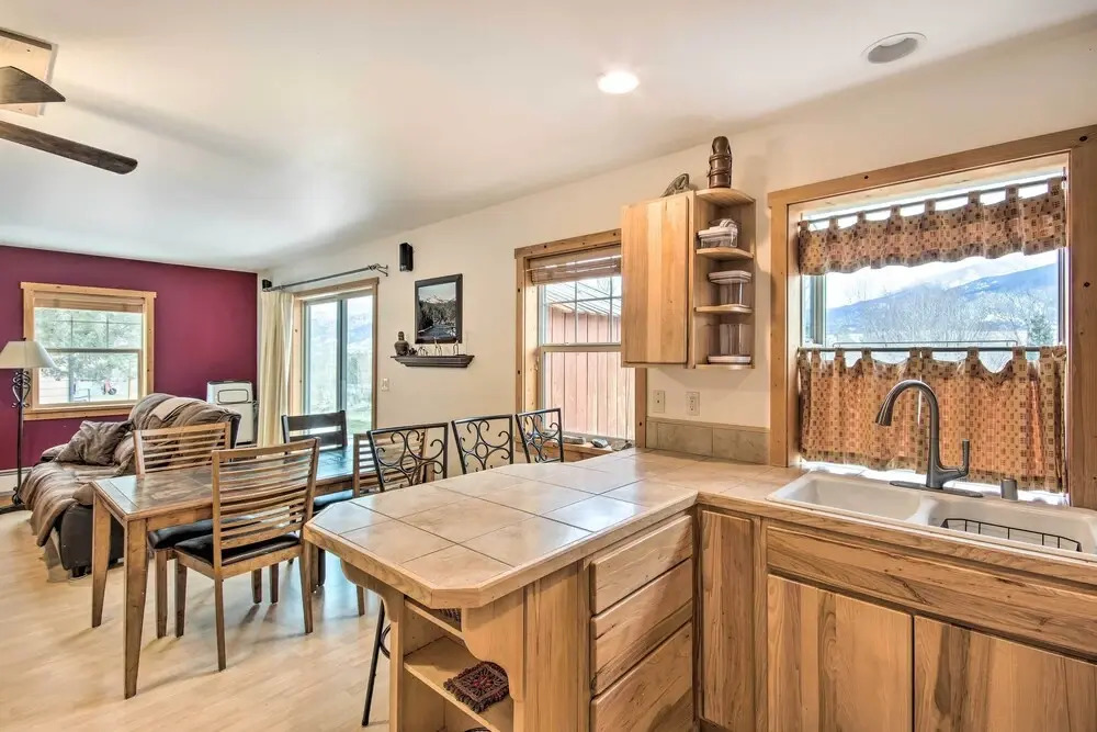 Inviting Townhome: 30 Mi to Yellowstone NP