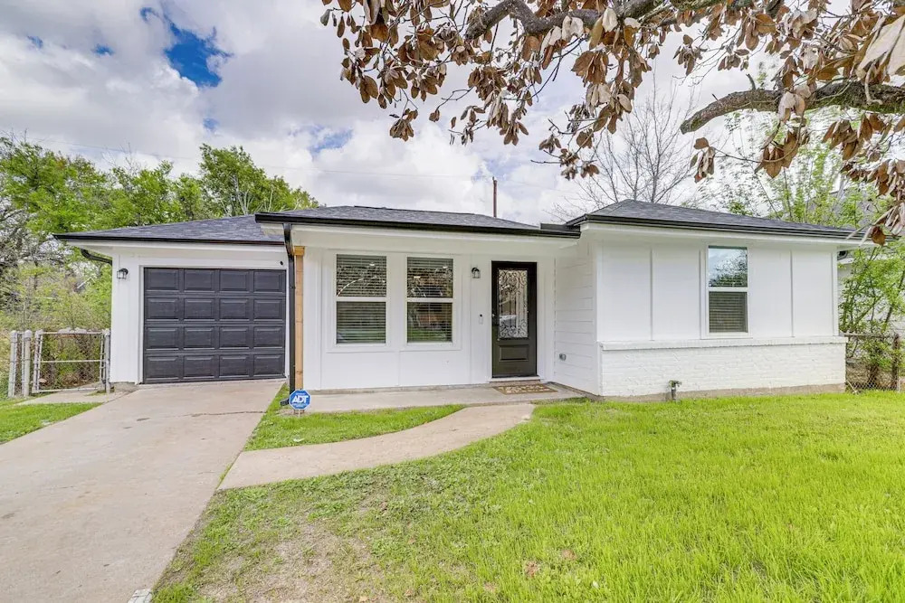 3 Mi to NRG Stadium: Sleek Houston Retreat!