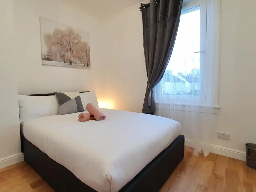 Glasgow Comfortable and Modern 3 Bedroom Mid Terraced Villa