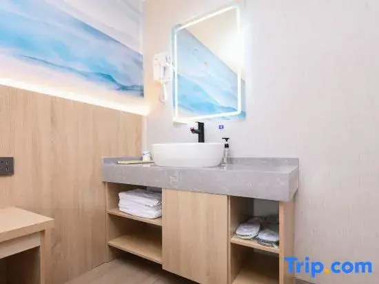 Qingmu Hotel (Nanjing Changfu Street Subway Station Bayi Hospital)