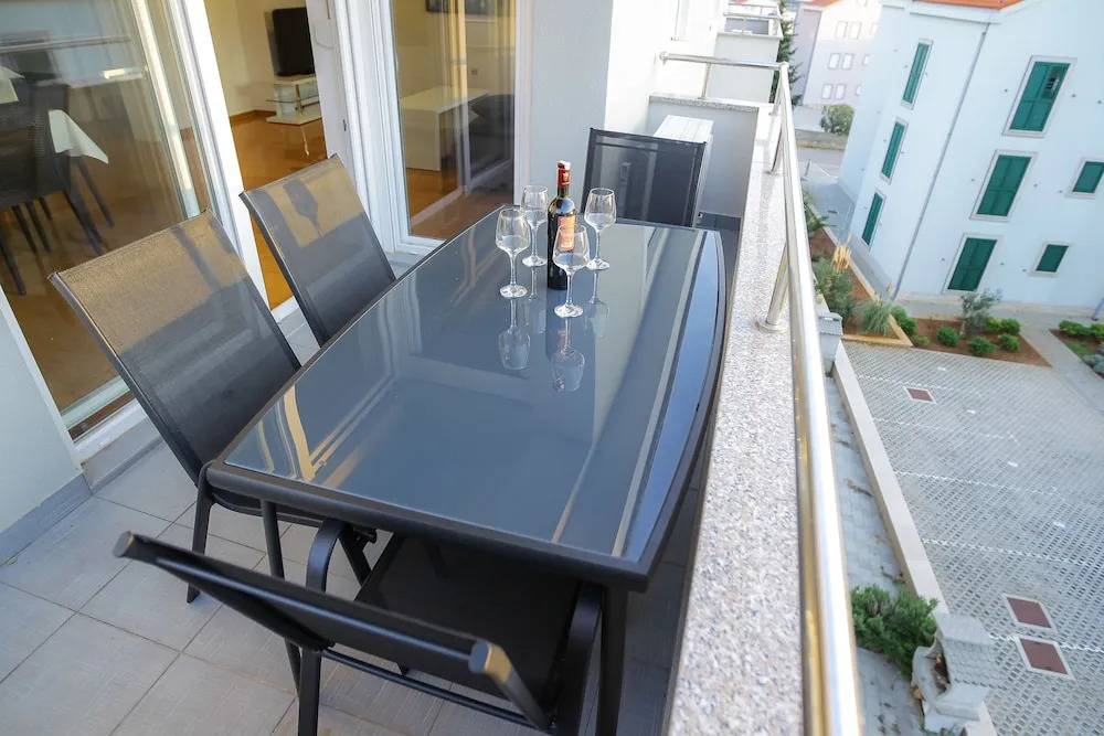 Summer Breeze Pool Apartments
