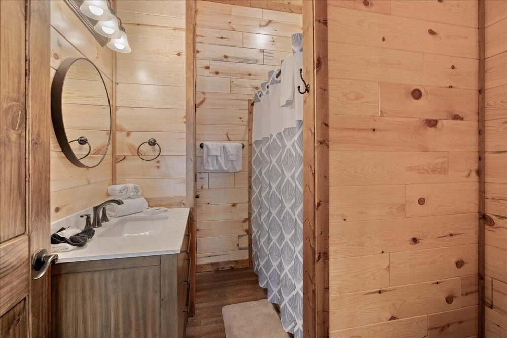 Smokey Treats 5 Bedroom Cabin by RedAwning