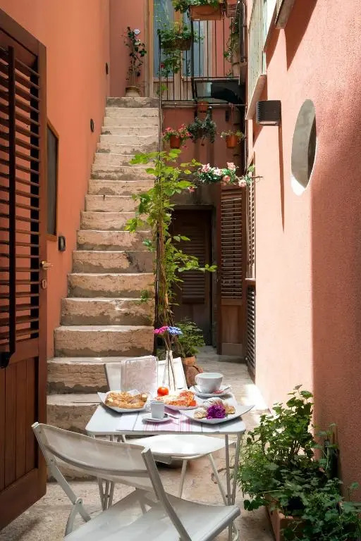 The Flowery Courtyard Srl No12