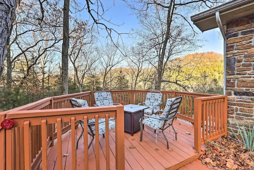 Holiday Island Home: Mountain View + Hot Tub