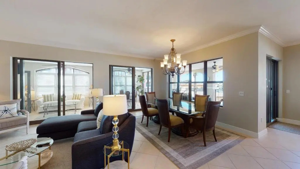Luxury 3 Bed Condo at Popular Esplanade Overlooking Smokehouse Bay