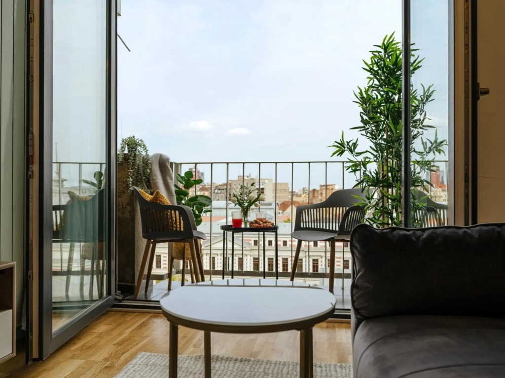 Sunny 2BR Flat - Top Location - Amazing Balcony