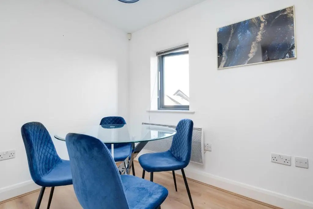 2 Bed Family Apt w/BALCONY & PARKING! ☆ FREE NETFLIX - With 50 Inch Smart TV, FREE NETFLIX & WIFI - Birmingham City Centre, By 02 Academy, Cube & Mailbox