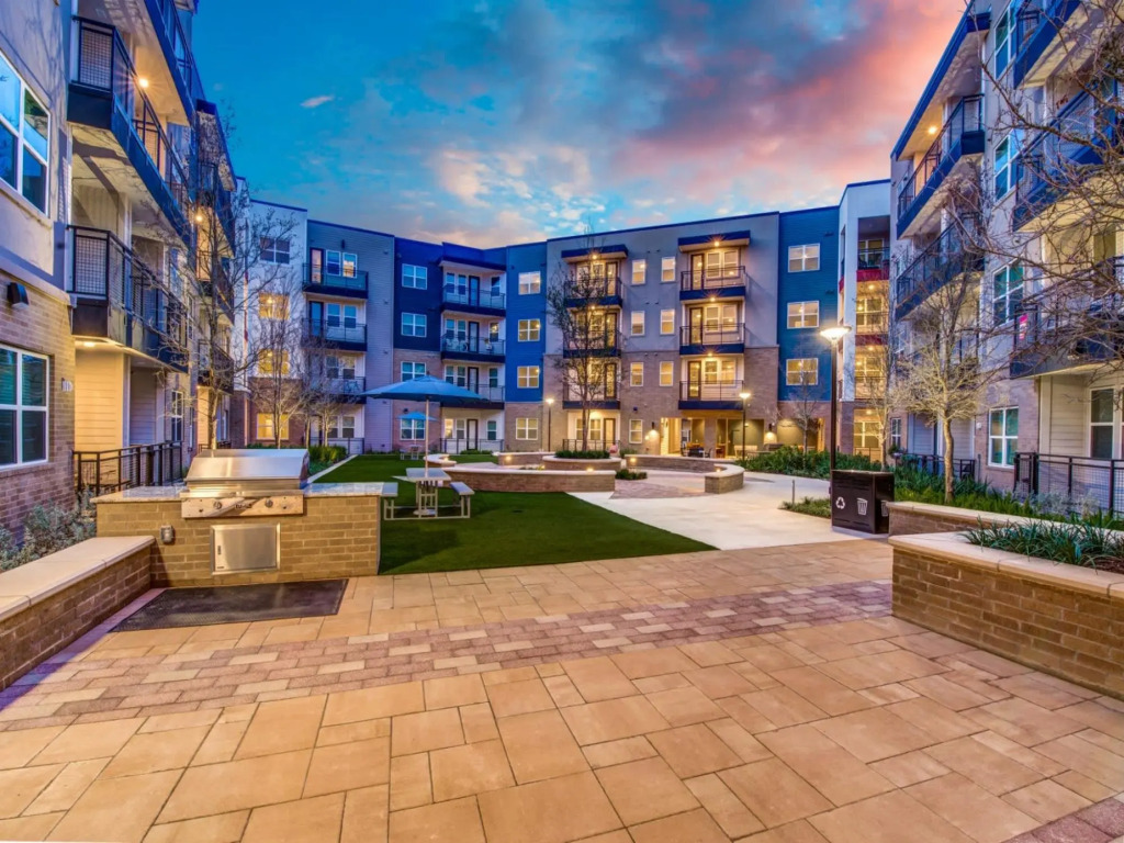 Modern & Chic 1BR Luxury Apts Close to Downtown & Airport