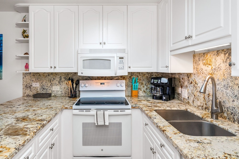 Kamaole Sands 7-405 - Stunning Renovation, Large Lanai, Ocean Views, Split AC!