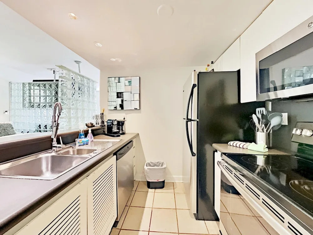 South Beach Bachelor Ette 7BR 4BA - 16 Single Beds