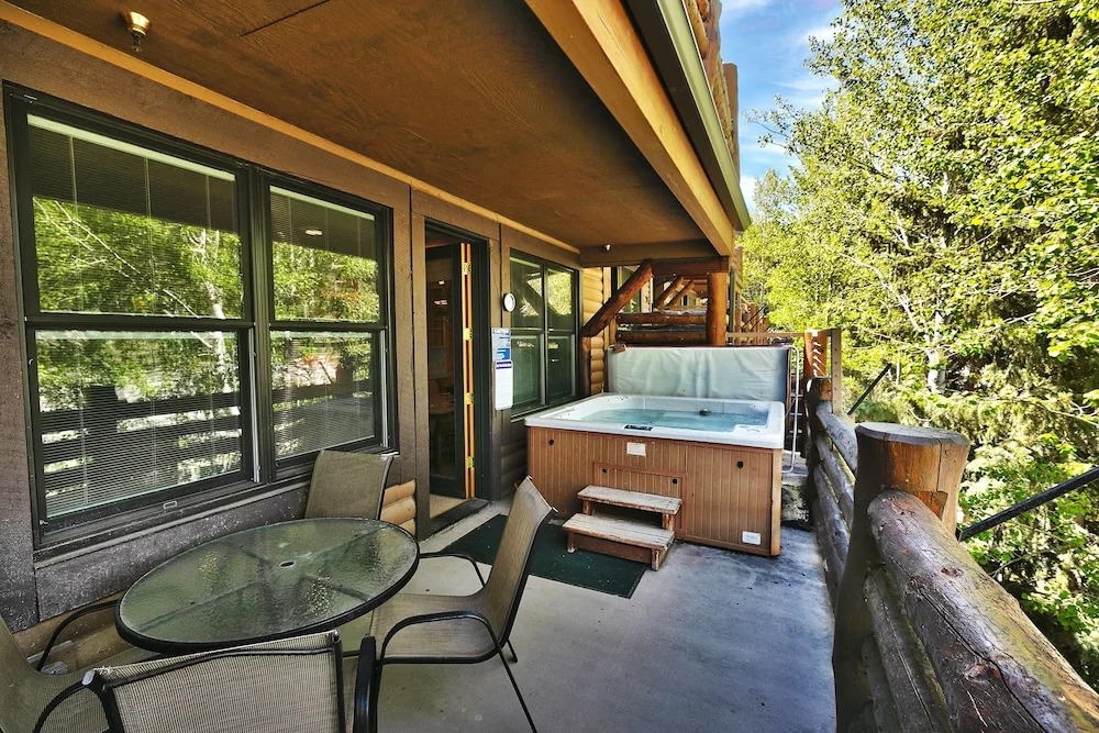 Comstock 204 2 Bedroom Condo by RedAwning