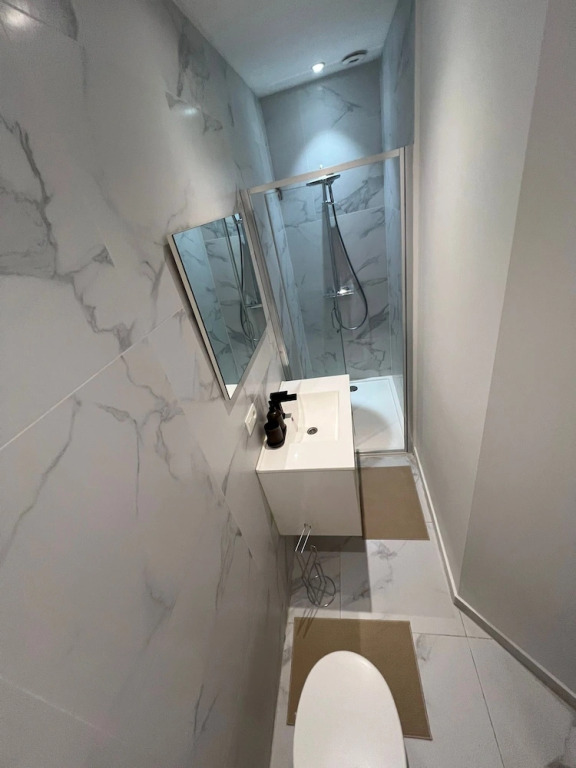Central 1BR With 1LR Apt Great Location