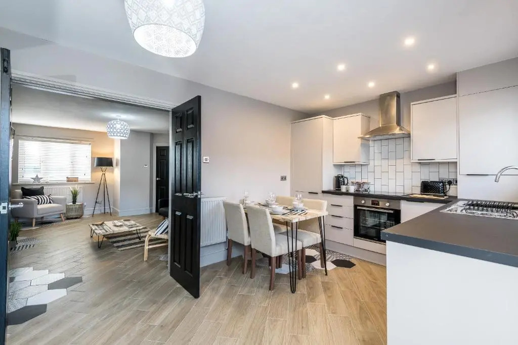 Air Host and Stay - Birchfield Lodge - Sleeps 10 Amazing spacious house