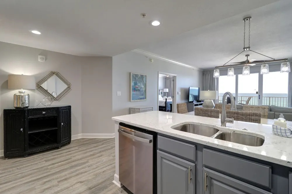 Gulf Front Master Suite! Directly On The Beach! 3 BR / 2 BA! Sleeps 8