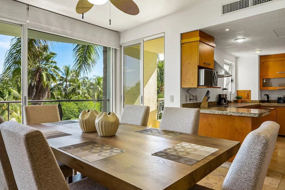 2nd-floor Condo With Private Balcony, On-site Pool & Billiards