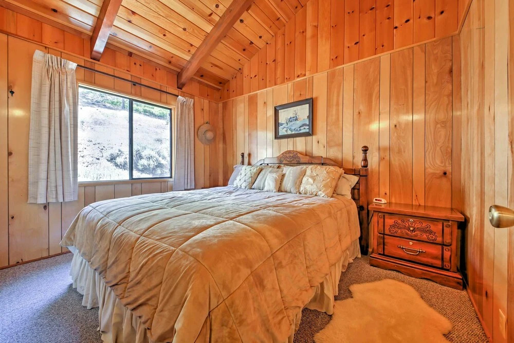 Big Bear Lake Cabin w/ Deck ~ 7 Mi to Ski Slopes!