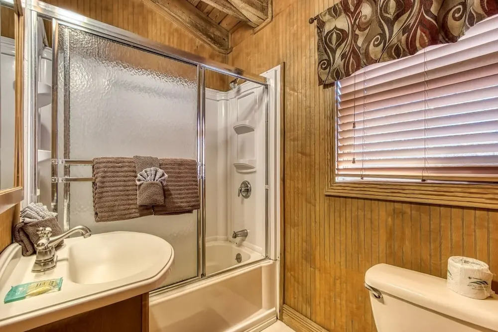 Er20 - Eagles Roost Great Location! - Close To Town! 4 Bedroom Cabin by RedAwning