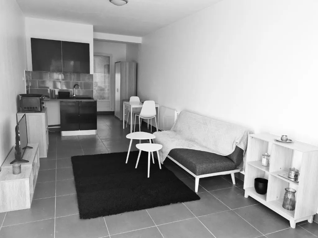 Jolie studio au calme avec jardin privatif.