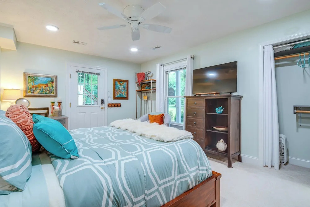 Creekside Hendersonville Haven: Hot Tub & Fire Pit
