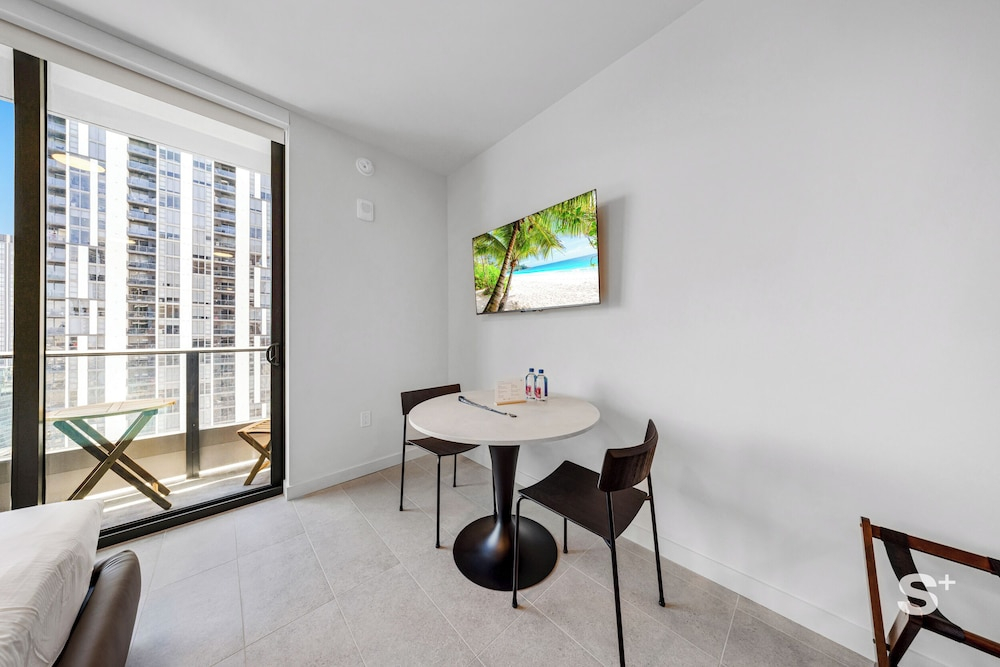 Cozy & Spacious Studio - City Views